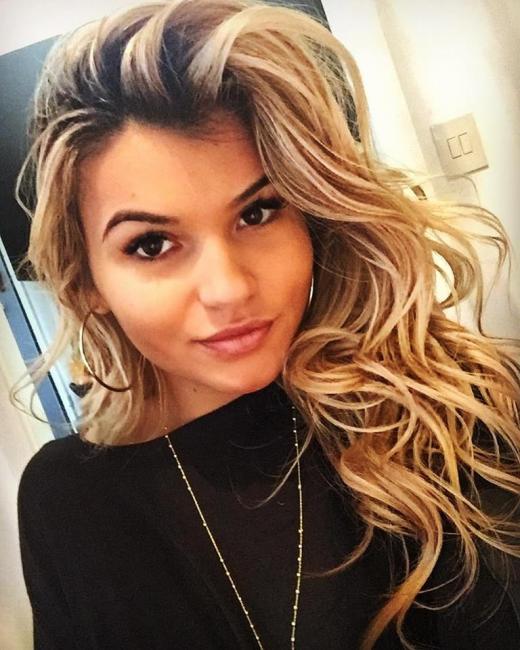 Blonde aux yeux bleus pour rencontre coquine